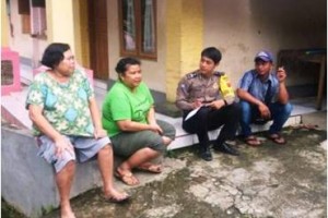 Anggota Bhabinkamtibmas Polsek Jalaksana saat melakukan himbauan secara door to doo ke rumah warga,